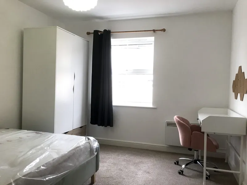 Spacious 2 Bed Flat // Jul 2026 - Image 4